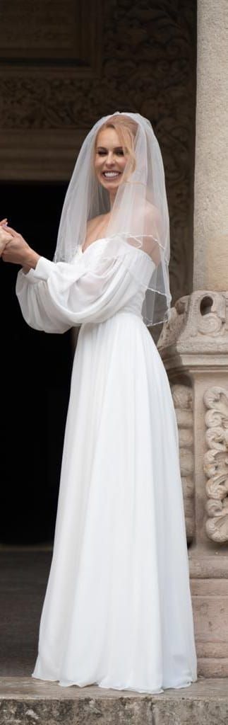 Rochie de mireasă  albă, fluidă, cu mâneci vaporoase și croi romantic