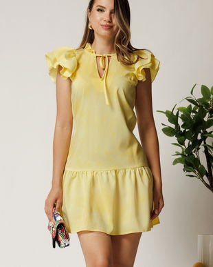 Rochie scurta galbena din triplu voal cu croi cambrat si volan la baza