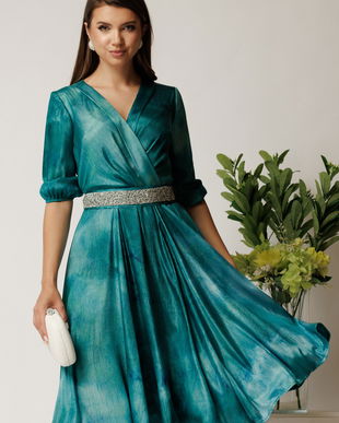 Rochie Julia midi turcoaz din satin in clos cu aspect sidefat si cordon cu strasuri