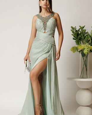 Rochie lunga verde mint din voal cu reflexii si strasuri la decolteu