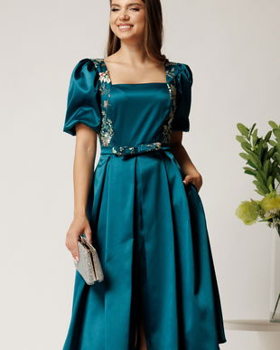 Rochie Valeria midi turcoaz din satin cu broderie florala si paiete la bust