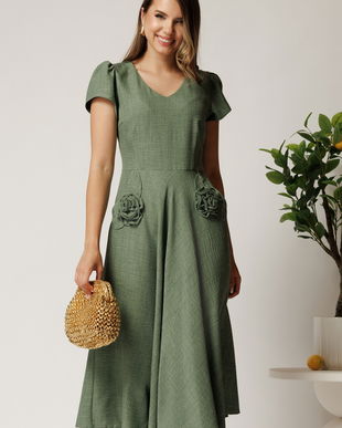 Rochie midi kaki din material fluid in clos cu trandafiri pe buzunare