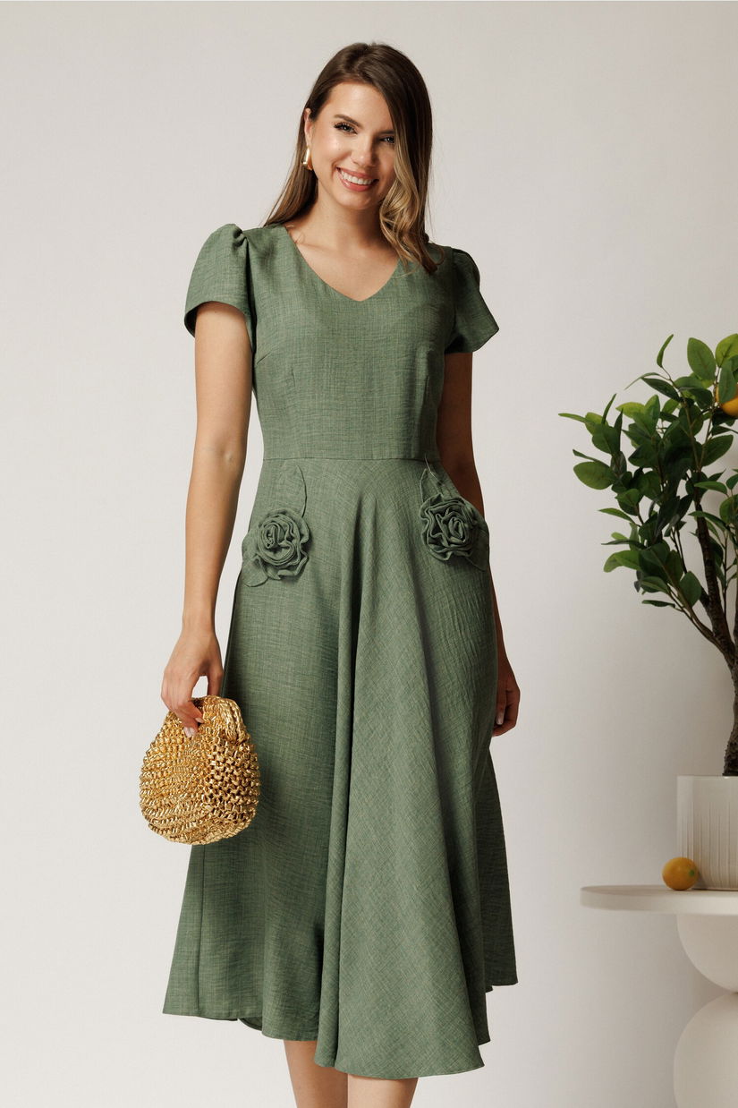 Rochie midi kaki din material fluid in clos cu trandafiri pe buzunare