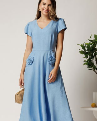 Rochie midi bleu din material fluid in clos cu trandafiri pe buzunare