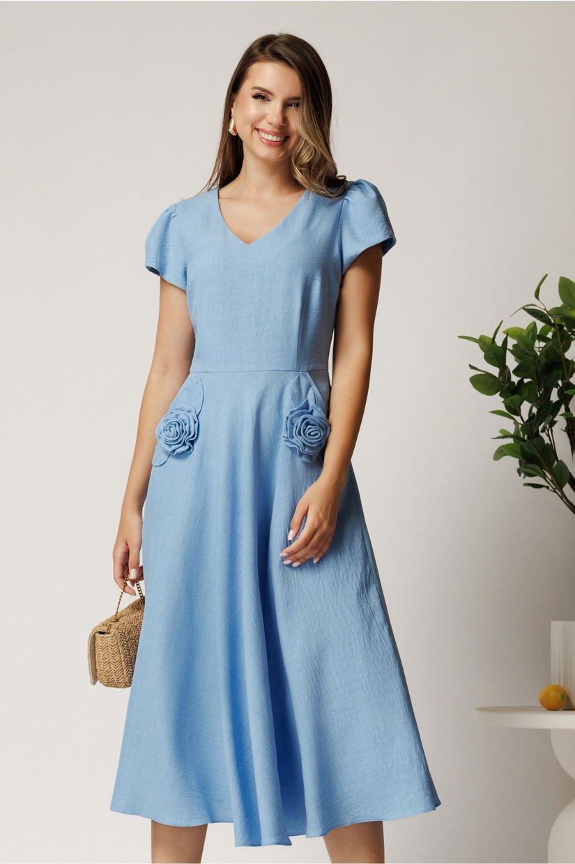 Rochie midi bleu din material fluid in clos cu trandafiri pe buzunare