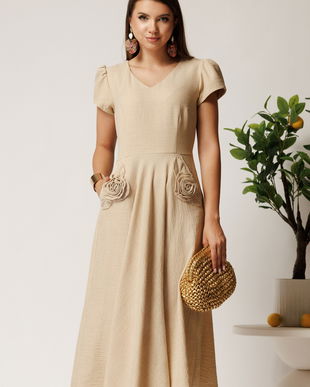 Rochie midi bej din material fluid in clos cu trandafiri pe buzunare