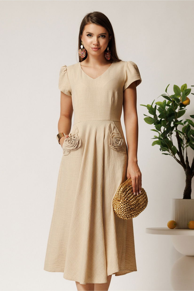 Rochie midi bej din material fluid in clos cu trandafiri pe buzunare