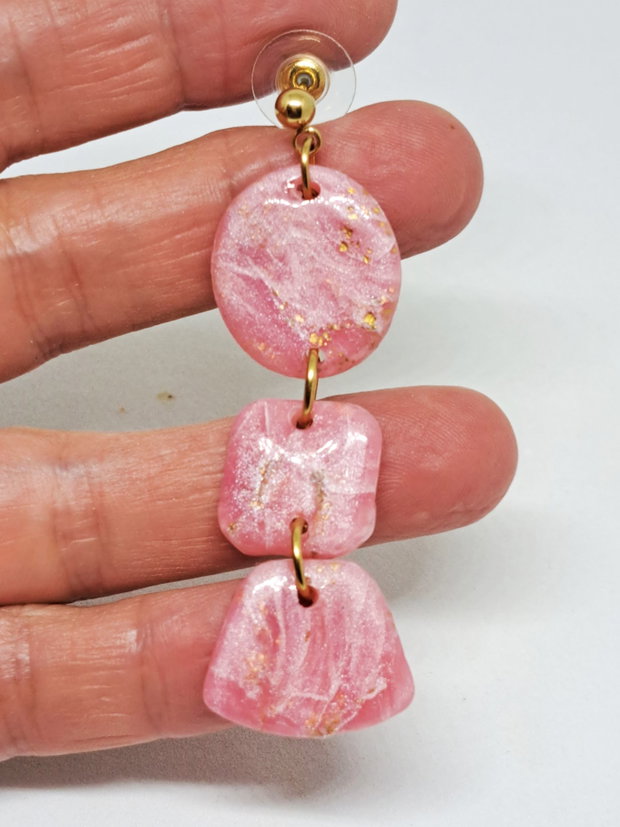 Cercei roz sidefat, confectionati din fimo, cercei lungi, cercei atarnatori
