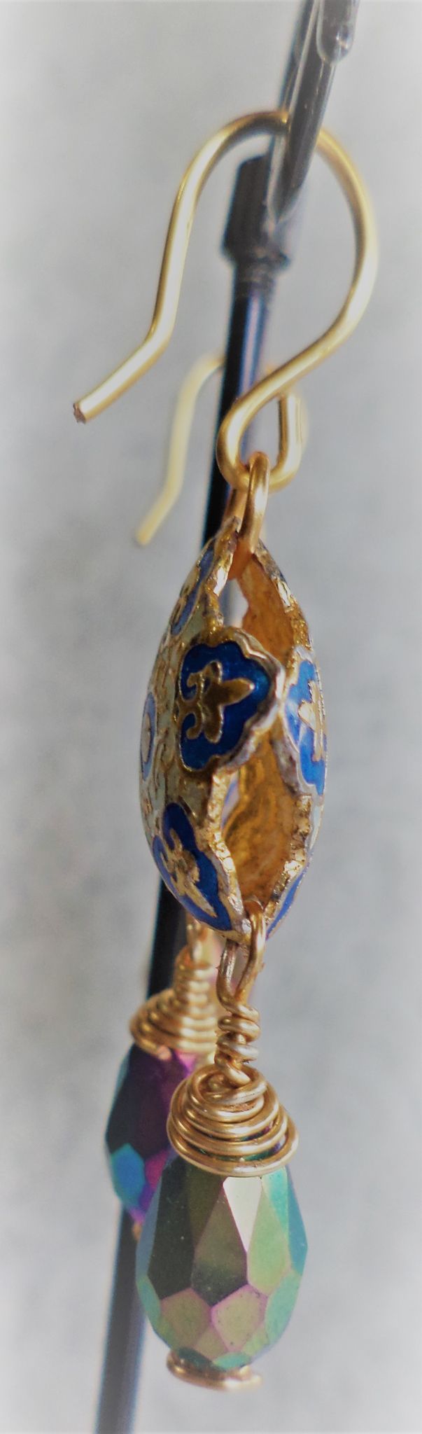 Cercei din sarma,margele cloisonne si cristale lacrima electroplacate tip swarovski - blue flower