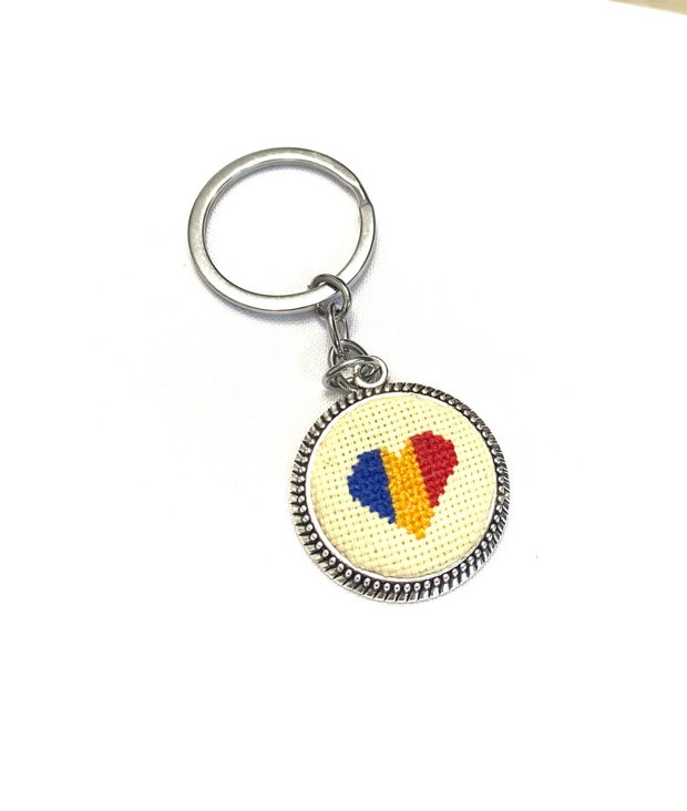 Breloc cu broderie manuala - tricolor
