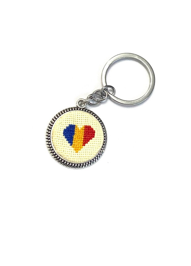 Breloc cu broderie manuala - tricolor