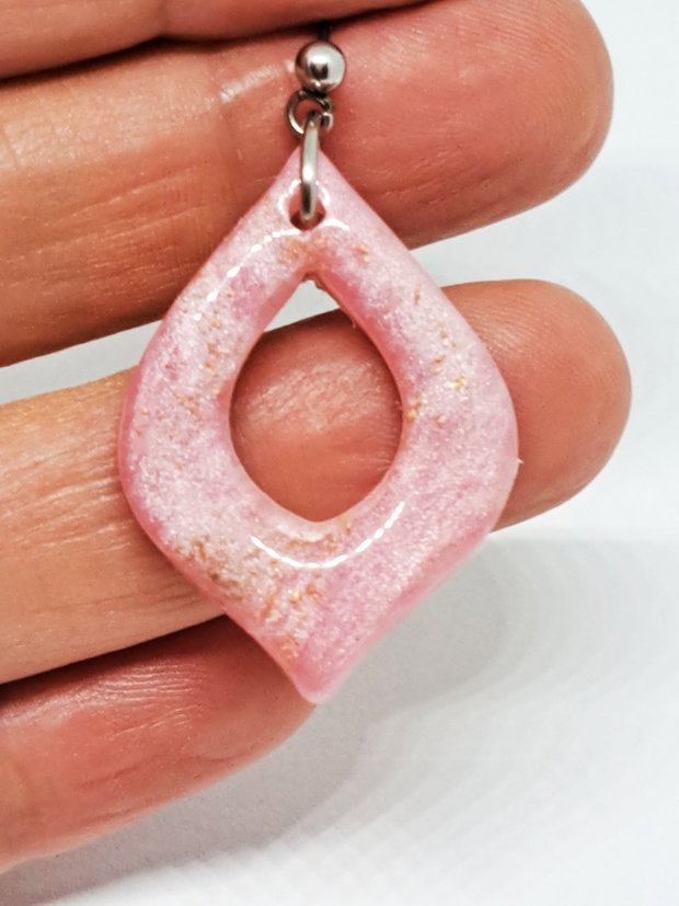 Cercei roz sidefat, confectionati din fimo, cercei lungi, cercei atarnatori