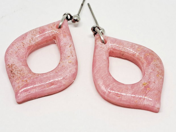 Cercei roz sidefat, confectionati din fimo, cercei lungi, cercei atarnatori