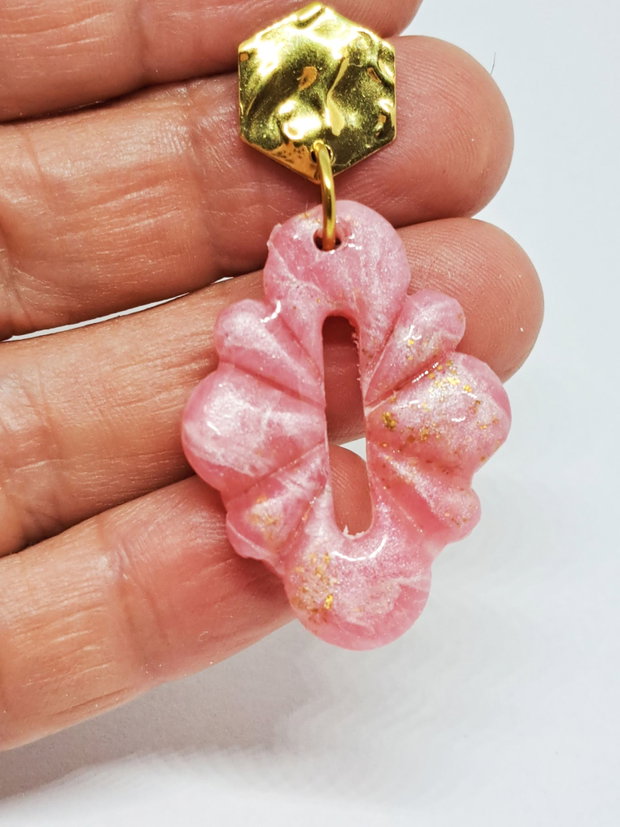 Cercei roz sidefat, confectionati din fimo, cercei lungi, cercei atarnatori