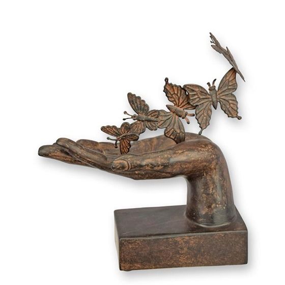 Mana cu fluturi-statueta din rasini speciale