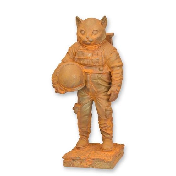 Pisica astronaut-statueta din fonta antik rusty