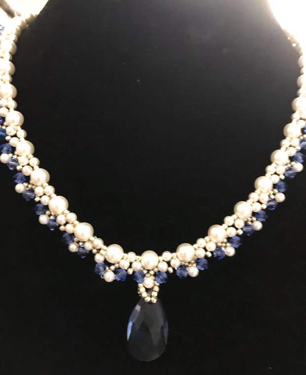 Set colier si cercei cu perle albe Swarovski si cristale
