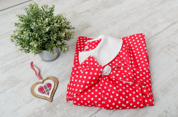 Rochie Camasa Rosie cu Buline si Guler Mare Rotund Alb