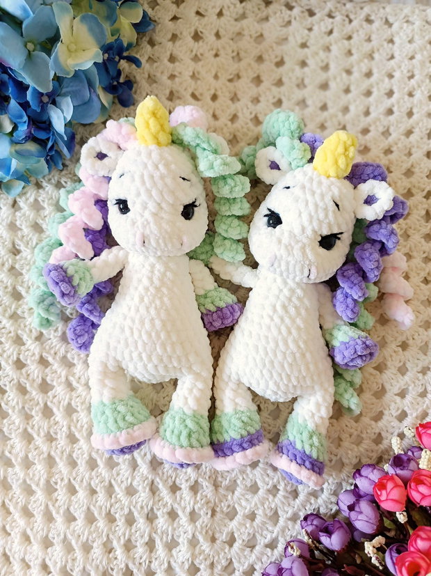 Unicornul PIC croșetat manual