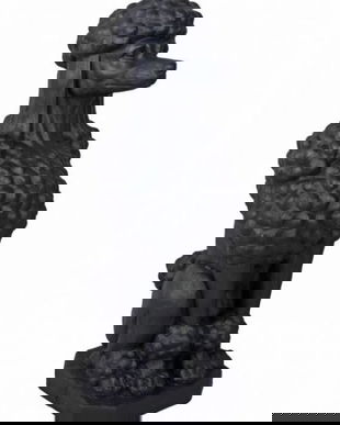 Statueta din rasini cu un pudel negru