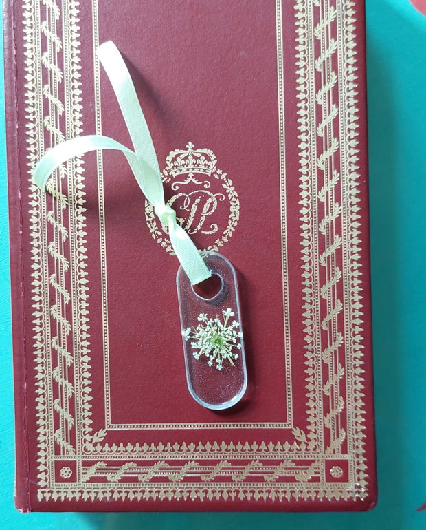 Semne de carte din rasina