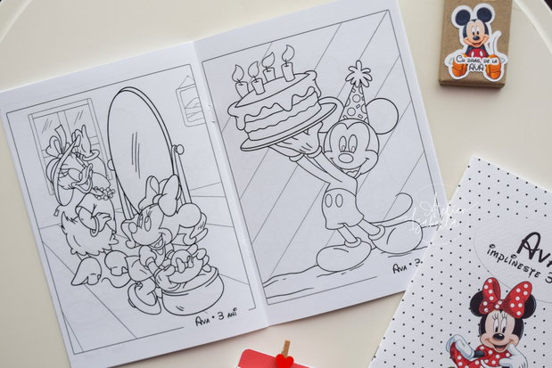 Carte de colorat personalizată Minnie Mouse