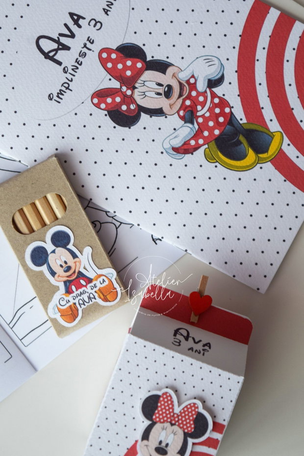 Carte de colorat personalizată Minnie Mouse