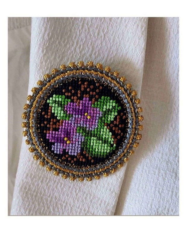 Brosa cu Flori Violet Model Traditional