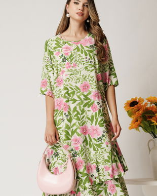 Rochie vaporoasa ivory cu flori roz din viscoza cu croi drep