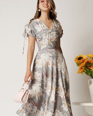 Rochie midi gri din viscoza cu flori albe in clos cu maneci scurte