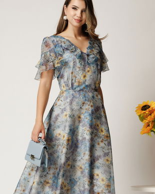 Rochie midi bleu din voal cu floricele albastre in clos cu volanase la bust