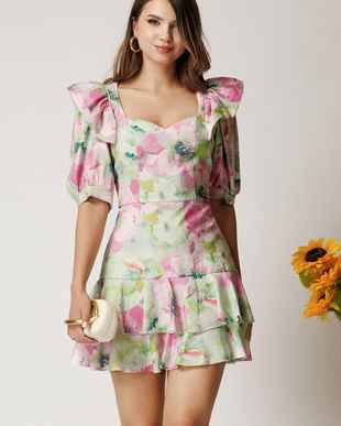 Rochie scurta verde din rayon cu flori roz in clos cu volane pe fusta