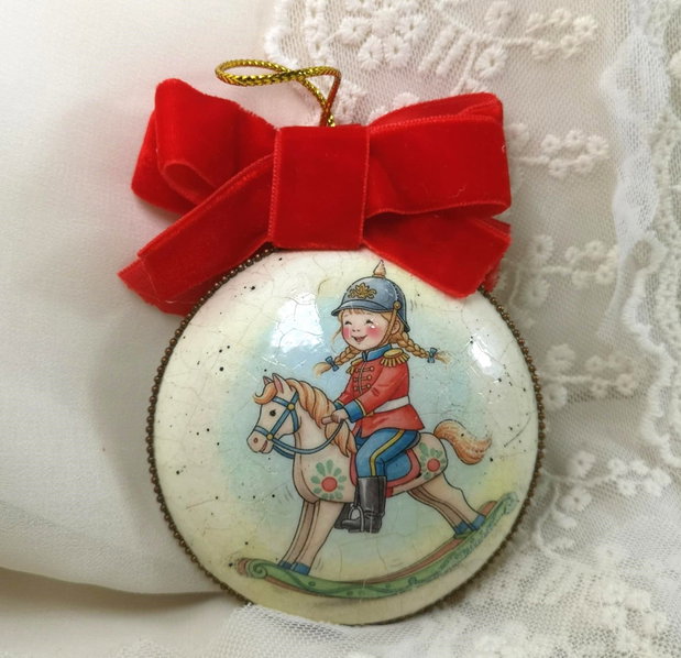 Un soldățel de poveste- glob decorat manual