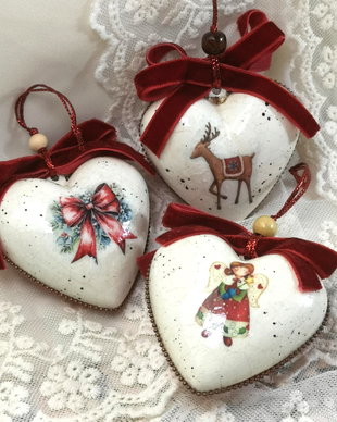 Set ornamente pentru brad - Trei inimi, trei povesti