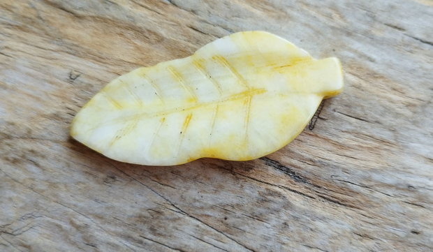 Pandantiv frunza, jad sculptat, 55x26 mm