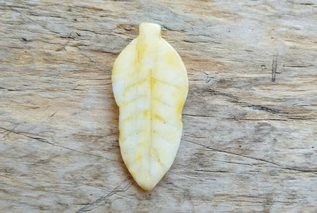 Pandantiv frunza, jad sculptat, 55x26 mm