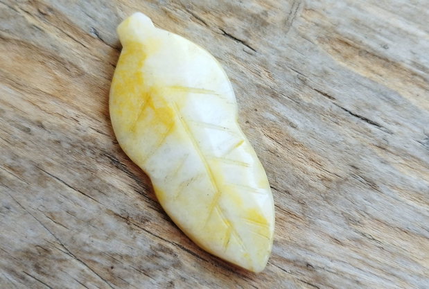 Pandantiv frunza, jad sculptat, 55x26 mm