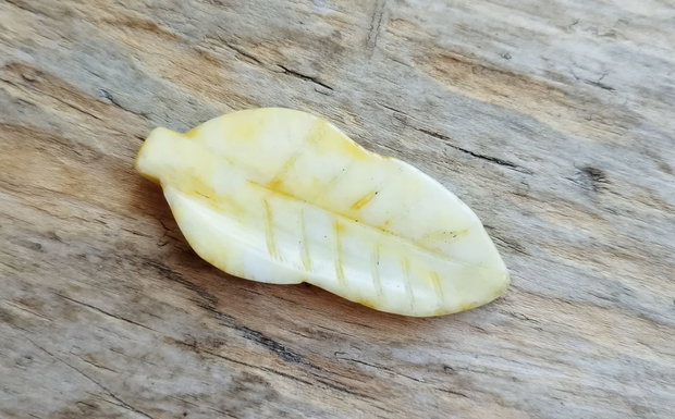 Pandantiv frunza, jad sculptat, 55x26 mm