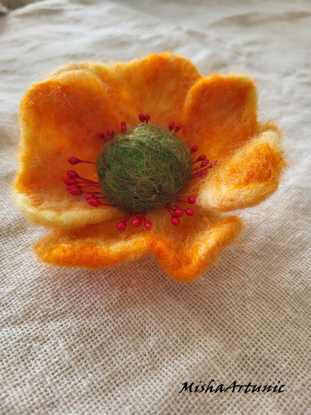 Brosa floare impaslita