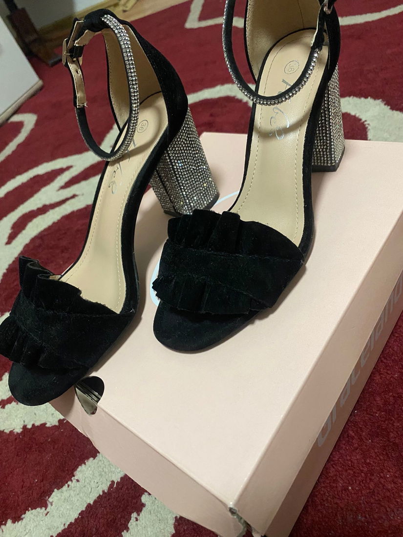 Pantofi cu toc mic