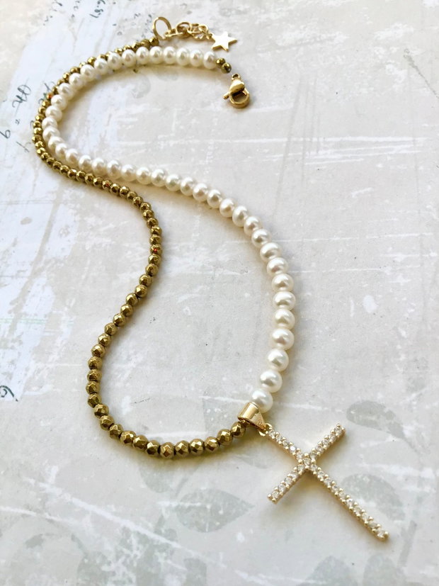 Colier CHOKER perle albe de cultură, hematite aurii & cruce aurie