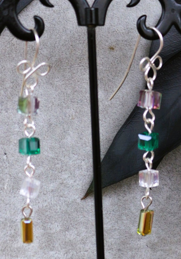 Cercei handmade din sarma si cristale tip swarovski
