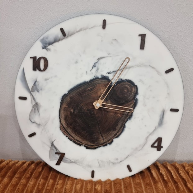 Ceas de perete modern din rasina epoxidica si lemn 30X30