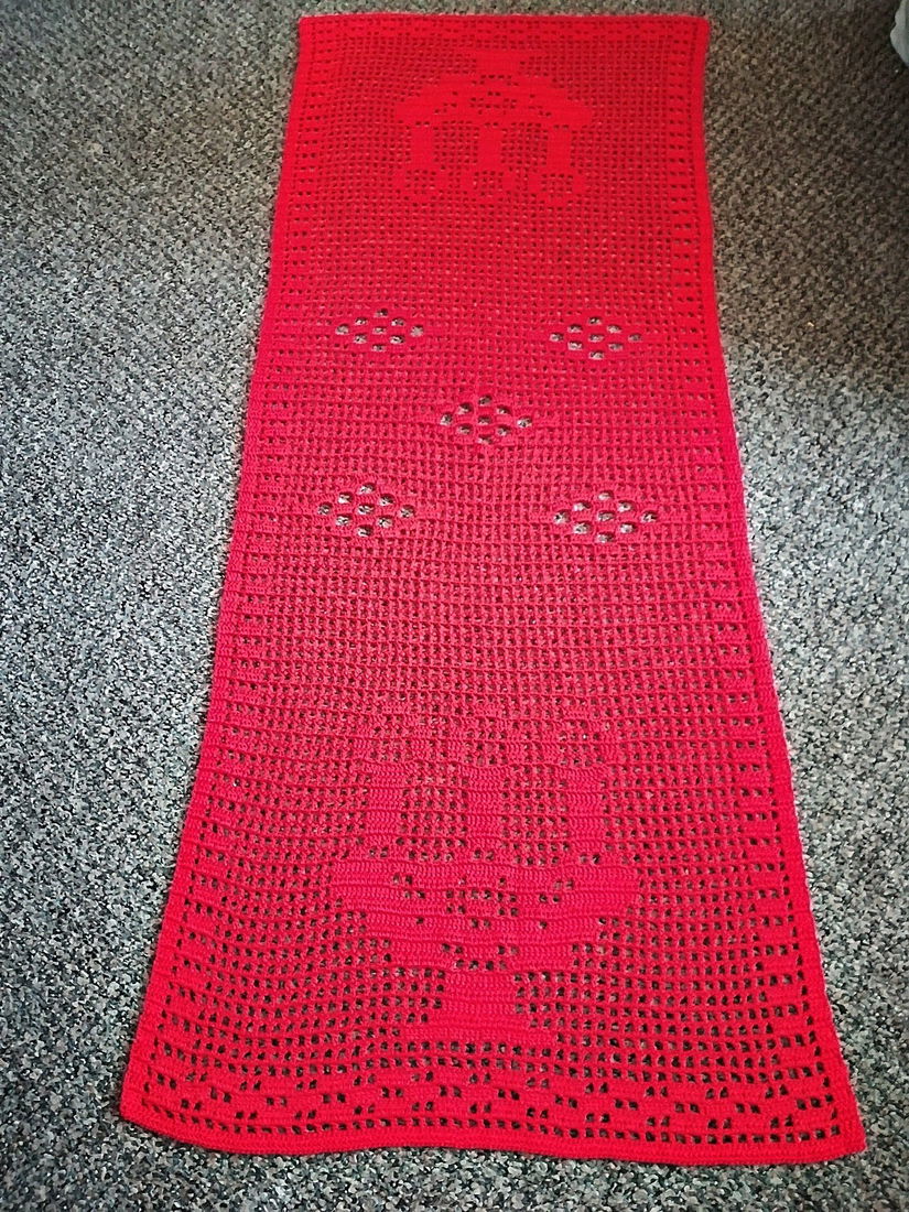 fata de masa noua dantela crosetata rosie  116/46 cm