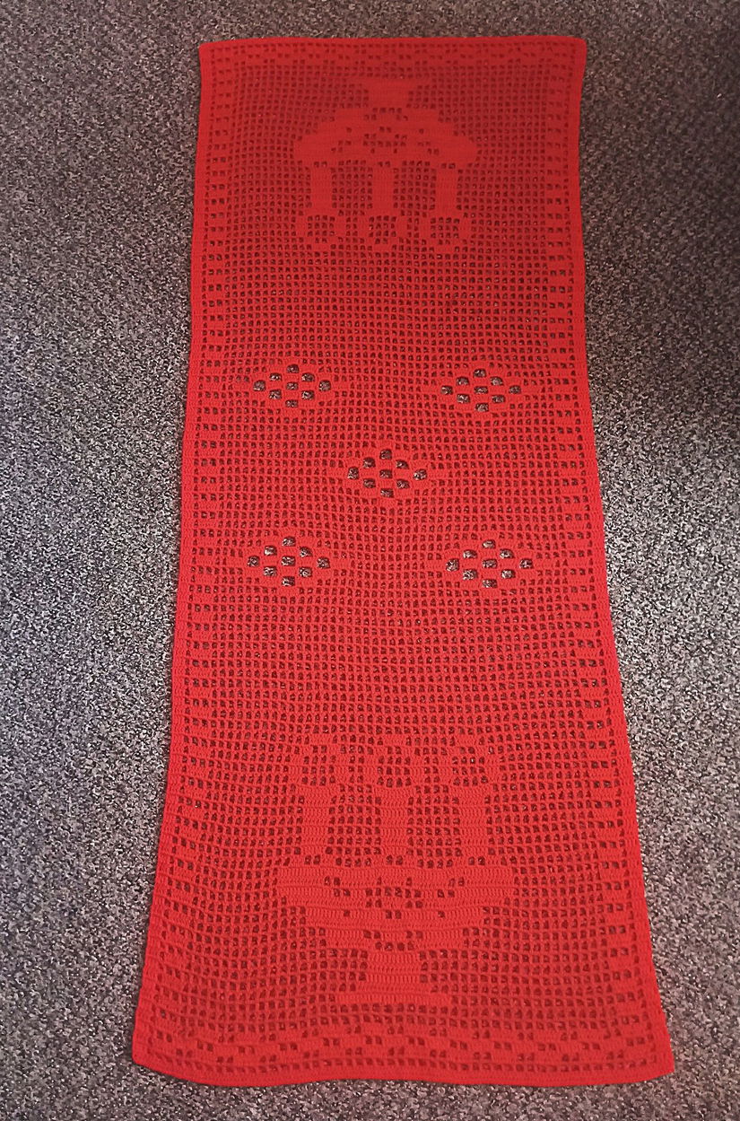 fata de masa noua dantela crosetata rosie  116/46 cm