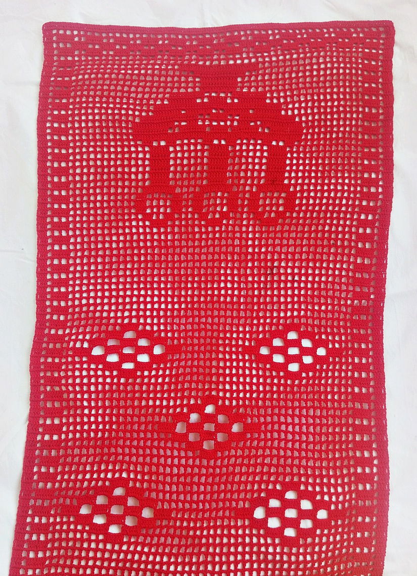 fata de masa noua dantela crosetata rosie  116/46 cm