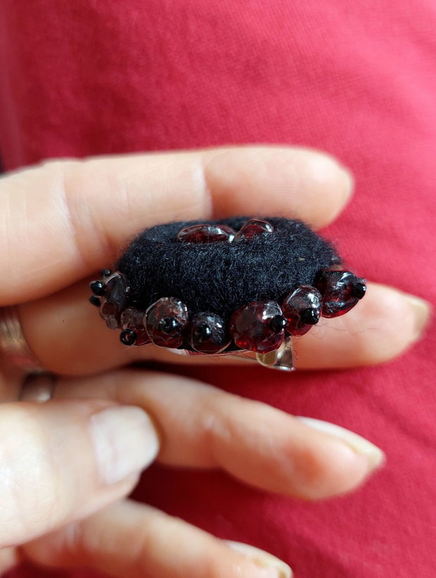 Brosa lana si garnet