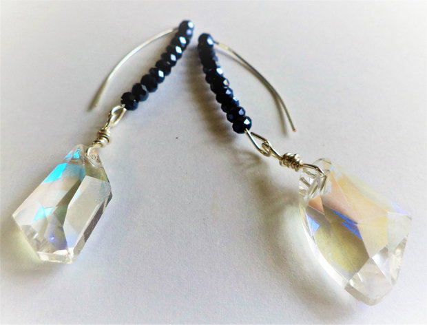 Cercei handmade din sarma ,cristale fatetate si cristale tip swarovski