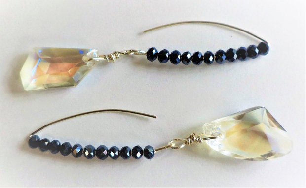 Cercei handmade din sarma ,cristale fatetate si cristale tip swarovski