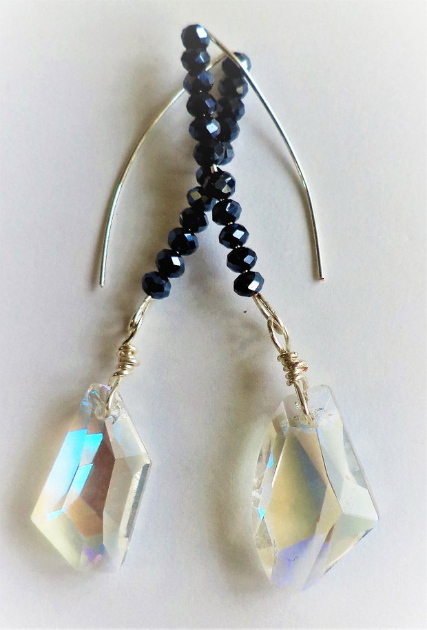 Cercei handmade din sarma ,cristale fatetate si cristale tip swarovski